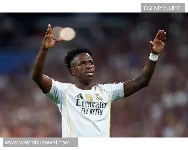 戴眼镜踢足球的球星们 展现非凡技艺与独特魅力