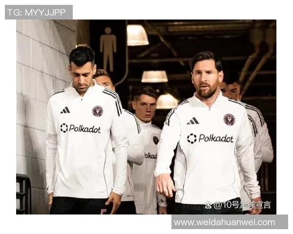 穿上17号球衣的足球明星们展现技艺与风采，球场上的璀璨明星各具特色